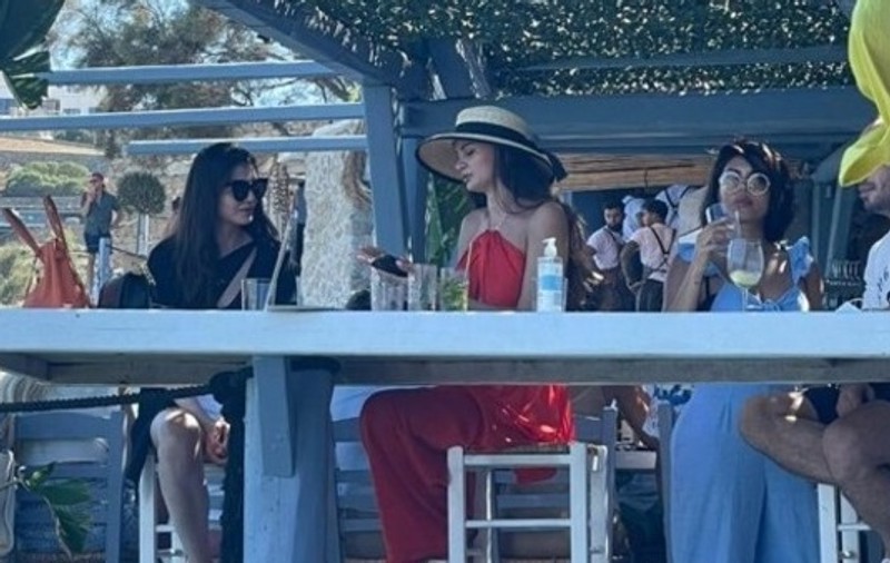 Imagini cu Monica și Ramona Gabor, în vacanța din Mykonos. Cele două au atras toate privirile