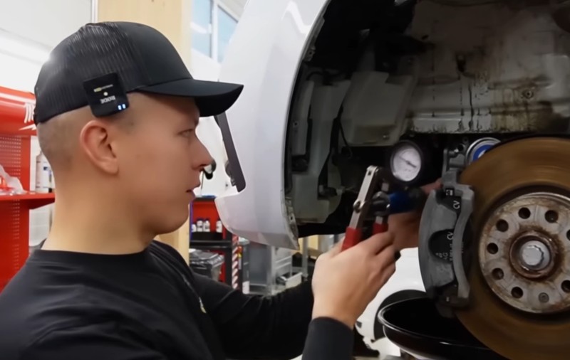 Un mecanic din Finlanda a reparat un Porsche Cayenne cu o simplă piesă din plastic: costuri de 34.500 de euro evitate | VIDEO