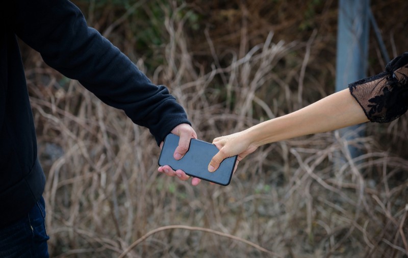 Un hoț i-a furat telefonul unei tinere în timp ce filma un TikTok, dar nu avea idee ce urma să se întâmple: „La început am crezut că e o farsă”
