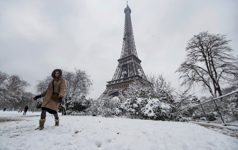 Ninsoarea din Paris a dus la închiderea Turnului Eiffel și a creat haos în trafic
