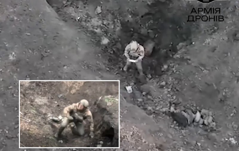 Un soldat rus a fost filmat când se roagă să nu fie bombardat în tranșee. Ce mesaj i-au trimis cu drona soldații ucraineni