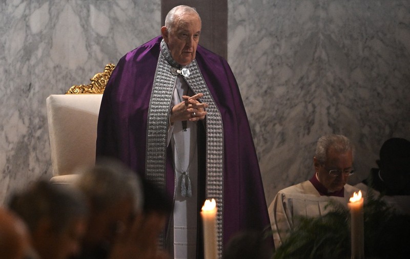 Papa Francisc suferă de gripă și a fost nevoit să-și anuleze audiențele publice