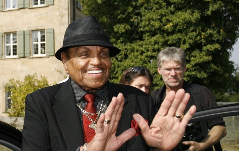 Joe Jackson:"L-am bătut pe Michael ca să nu devină gangster"