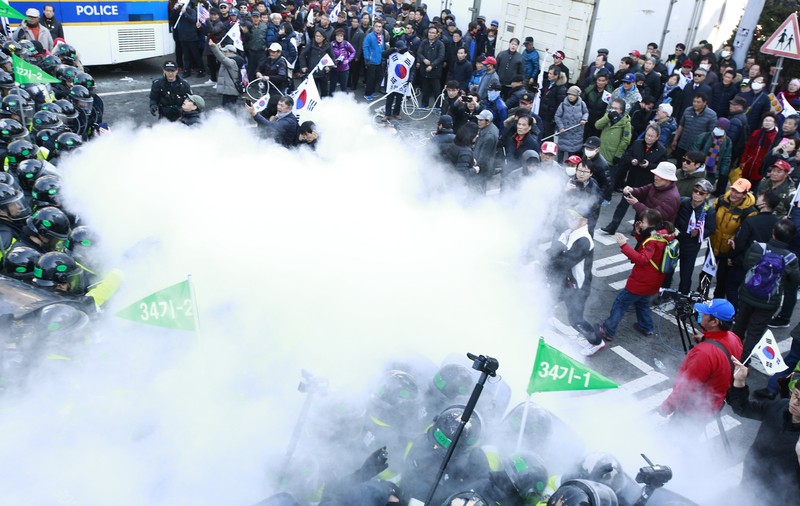 Proteste violente în Coreea de Sud, după demiterea președintei. Cel puțin doi oameni au murit