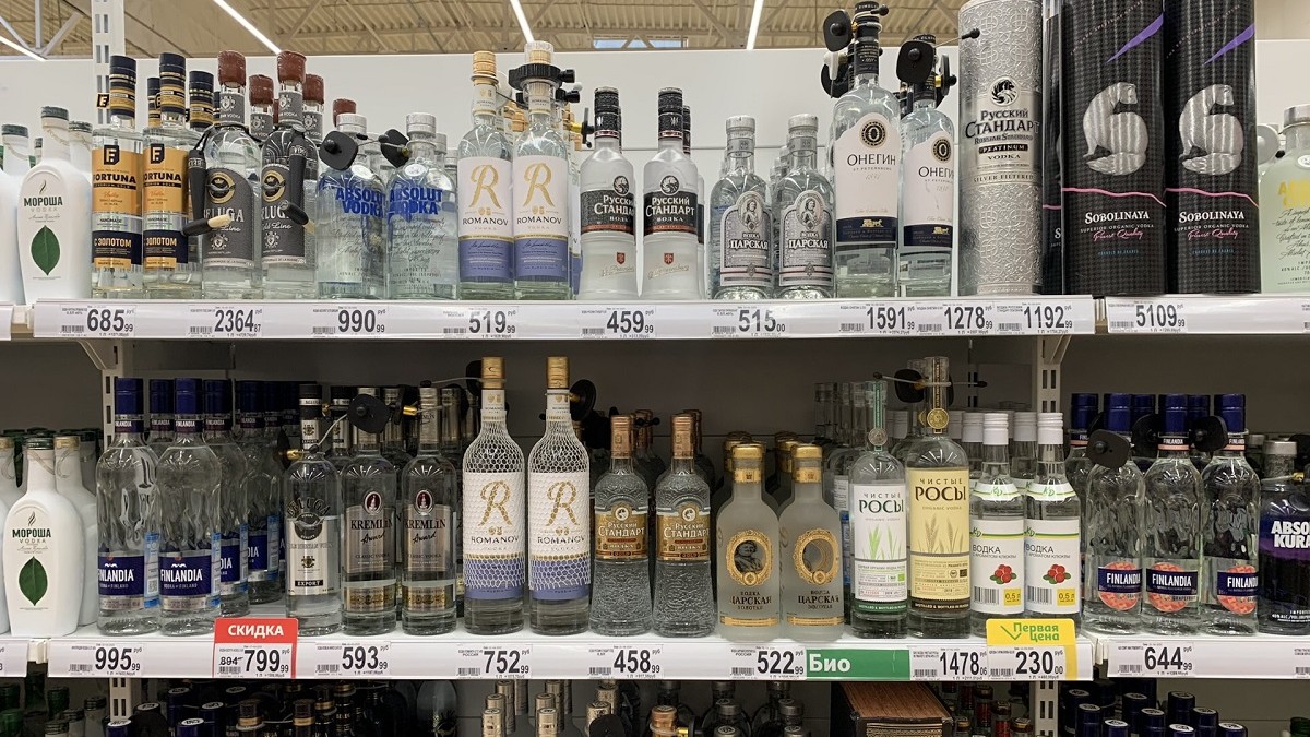 Sticle de vodcă pe un raf dintr-un magazin