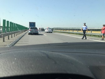 Poliția a oprit traficul câteva zeci de minute, iar coada s-a întins pe câțiva kilometri