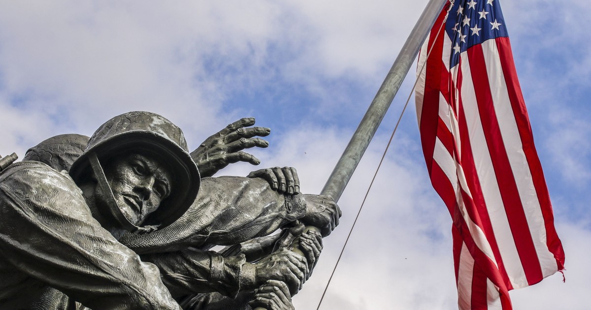 Economia SUA a crescut cu 33% în cel de-al treilea trimestru, dar nu a revenit la nivelul de dinaintea pandemiei. Steagul SUA pe un monument istoric din Washington