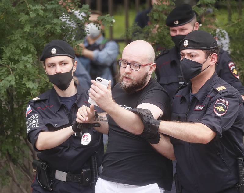 Mai mulți jurnaliști ruși au fost arestați, după ce au participat la o manifestaţie de susţinere a unui fost coleg
