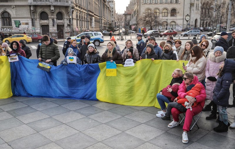 „Opriți-l pe Putin. Vrem pace”. Manifestație antirăzboi în Piața Universității din București