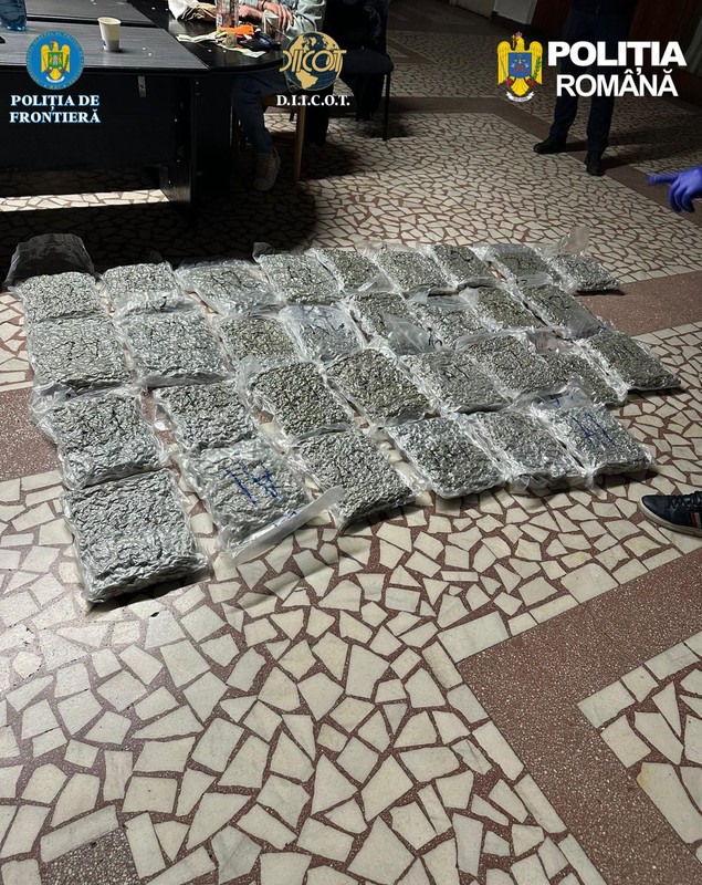 Un italian a venit din Spania până în România cu autocarul. Polițiștii l-au arestat când au văzut ce avea în valize