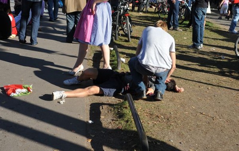 Foto | Oktoberfest 2011: Oameni beți, întinși pe trotuar și mormane de gunoaie