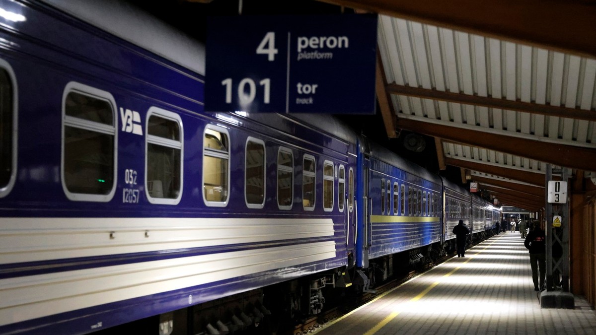 Un tren cu destinația Kiev staționează în gara din Przemysl Foto: Profimedia