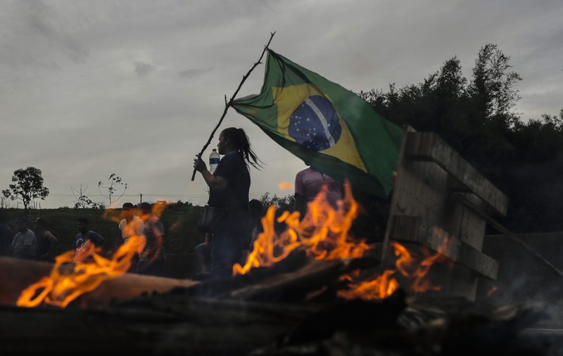Susținătorii lui Bolsonaro încearcă să paralizeze Brazilia, după ce Lula a câștigat alegerile prezidențiale. Protest cu mii de camioane pe autostrăzi