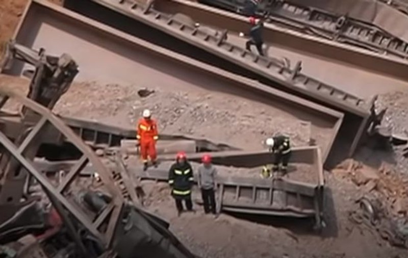 VIDEO | Tragedie în China. Șase persoane au murit după ce un tren a deraiat și a intrat într-o casă