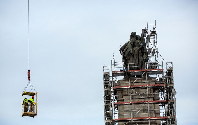 Opoziția din Bulgaria, înfuriată de demolarea unui monument dedicat armatei sovietice, a blocat tribuna Parlamentului. Moscova amenință Sofia | FOTO