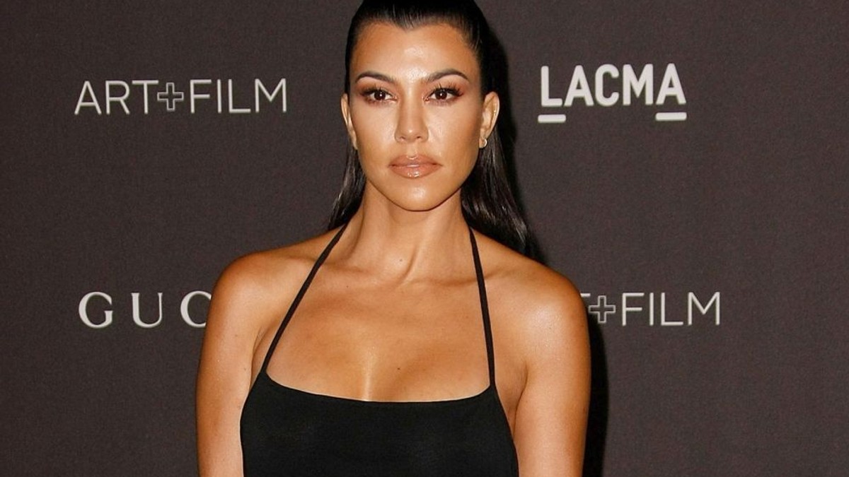 Kourtney Kardashian, a pozat NUD pentru o revistă celebră