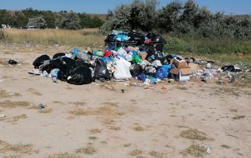 VIDEO  |  Mii de turiști în weekend pe plajele sălbatice Vadu-Corbu-Midia. Au lăsat în urma lor munți de gunoaie