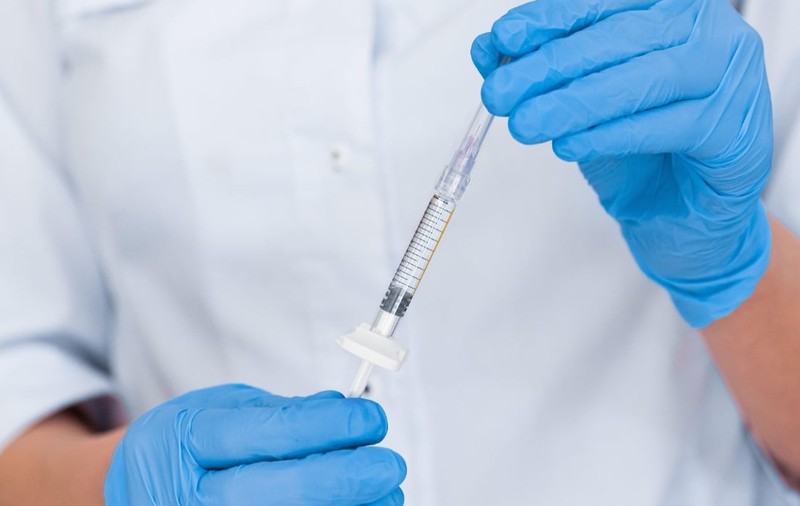 O influenceriță a ucis o femeie după ce i-a injectat acid hialuronic în fese, în Franța