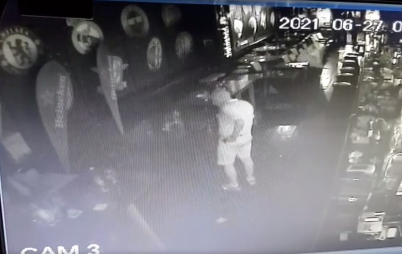 VIDEO. Un fost paznic de hotel s-a dat ziarist Libertatea și a furat un telefon în Centrul Vechi