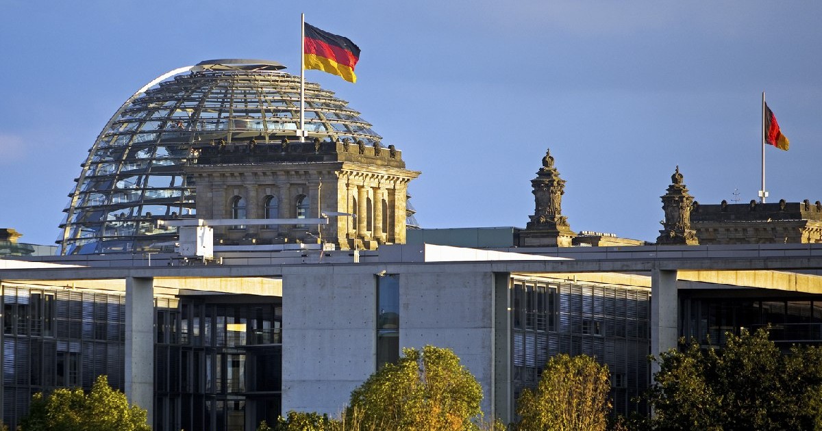 Cupola Reichstagului cu steagul german, Bundestagul german, cartierul guvernamental, Berlin, Germania