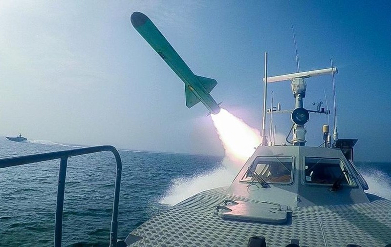 Joaca de-a războiul: Iranul a construit un portavion de model american și l-a bombardat cu rachete. Reacția SUA: “Act de intimidare”