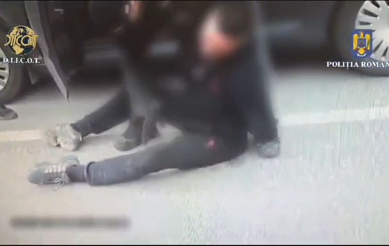 Doi brașoveni, arestaţi după ce au fost prinşi în flagrant cu droguri pe care le vindeau cu 15.000 de euro. Unde erau ascunse drogurile. VIDEO
