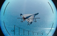 O dronă de război deasupra mării, este vizată de o țintă care să o distrugă