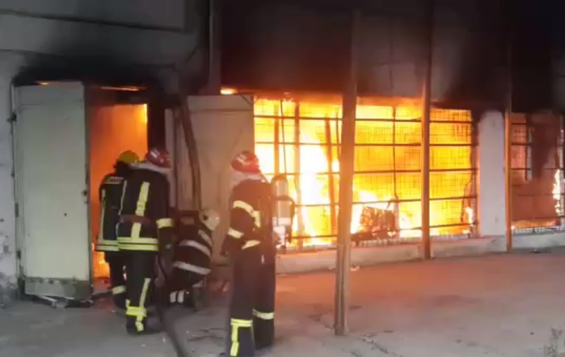 UPDATE. Peste 80 de pompieri sting incendiul din Galați de la o hală de producție hârtie și mase plastice / VIDEO
