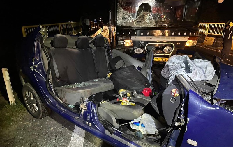 Un autocar plin cu turiști și două mașini, implicate într-un grav accident în Vaslui. Două persoane au murit