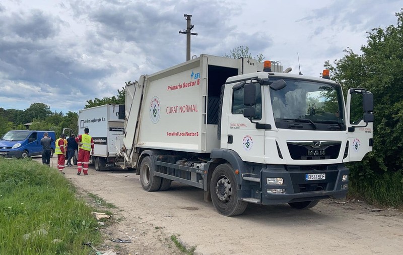 Angajați de la salubrizare din sectorul 5, prinşi în timp ce cărau deșeuri de construcții cu mașina de gunoi. Ce sancțiuni au primit