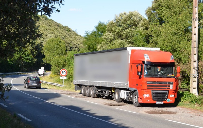 Cum a fost blocat un șofer român de camion 15 zile pe marginea unei șosele din Franța. Explicațiile  patronului firmei