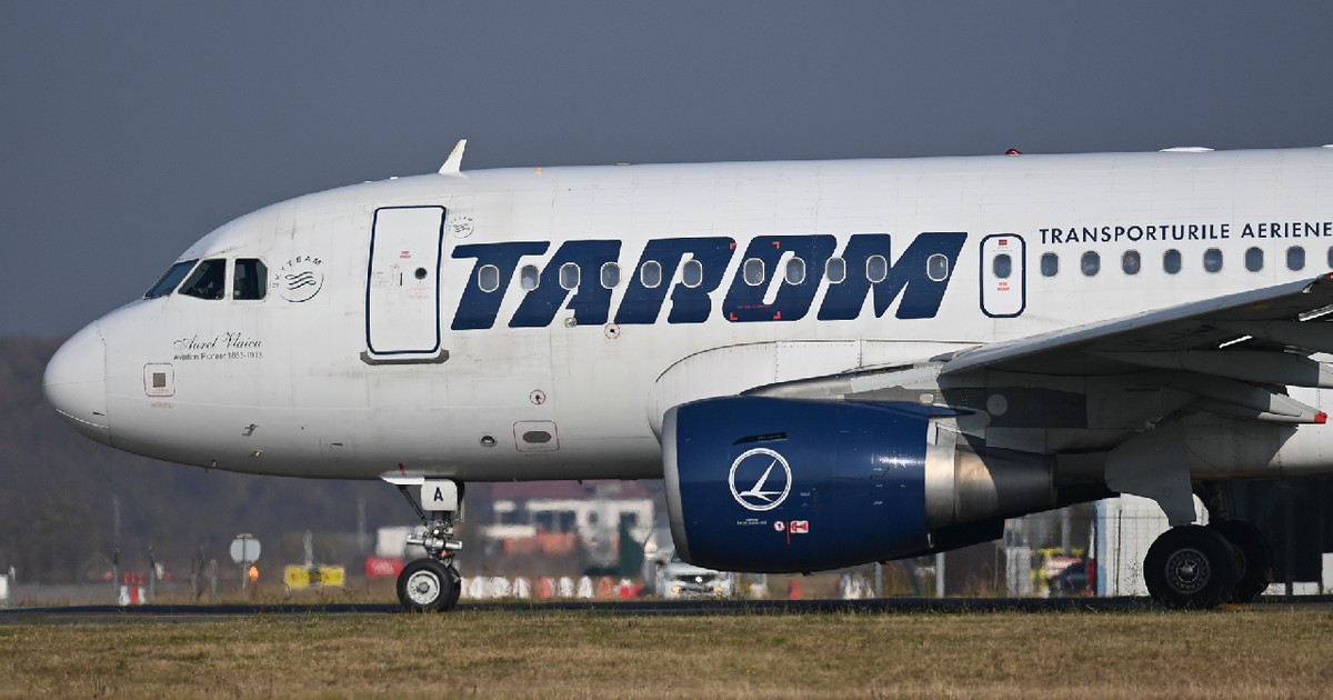 botul unui avion Tarom, pe 10 noiembrie 2022, pe Aeroportul International Henri Coanda din Otopeni, Ilfov.