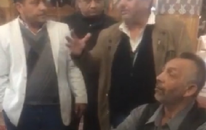 A înjurat în biserică, sub supravegherea preotului. Scena scandaloasă a fost filmată | VIDEO