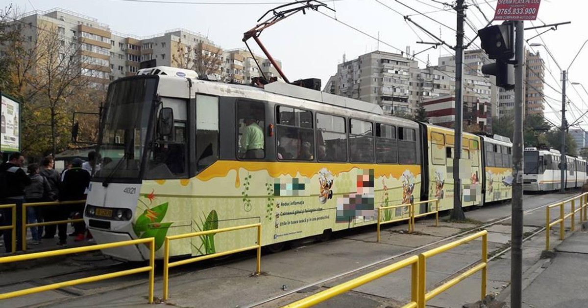 Circulaţia tramvaielor liniei 41 e blocată de o mașină suspendată pe linie . Mai multe tramvaie ale liniei 41, blocate