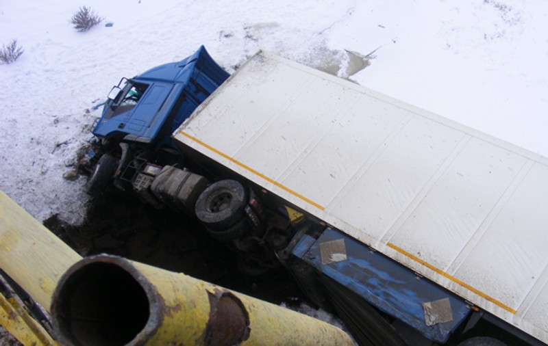 A plonjat cu TIR-ul de la 15 metri | FOTO