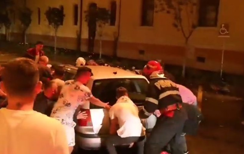 VIDEO/ Gest incredibil al unor orădeni. Au sărit să salveze o maşină de incendiul care a cuprins Palatul Episcopal