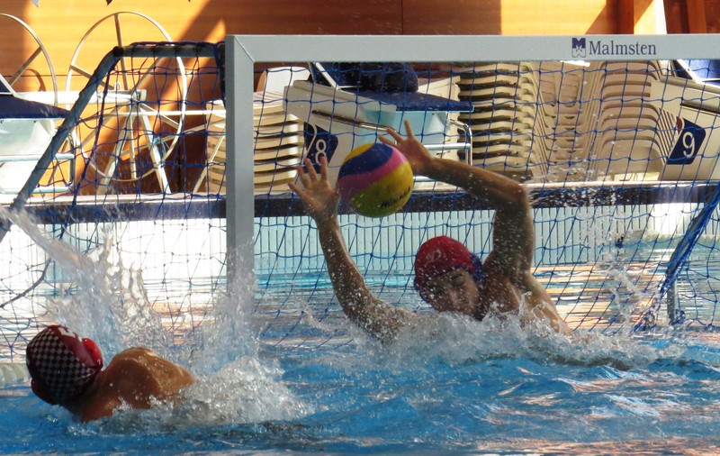 Steaua a surclasat Crișul Oradea, Dinamo a bătut Rapidul, în Superliga de polo