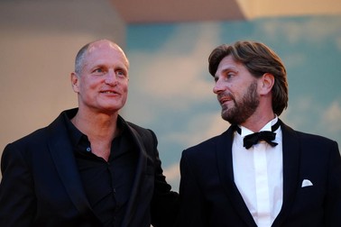 Woody Harrelson și Ruben Östlund FOTO: EPA