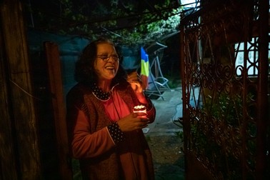 O localnică din Voluntari a așteptat lumina cu tricolorul în curte