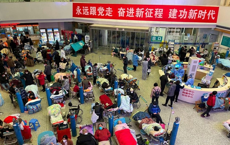 Haos în spitalele din Shanghai din cauza COVID. Un medic estimează că 70% din populația metropolei chineze este infectată
