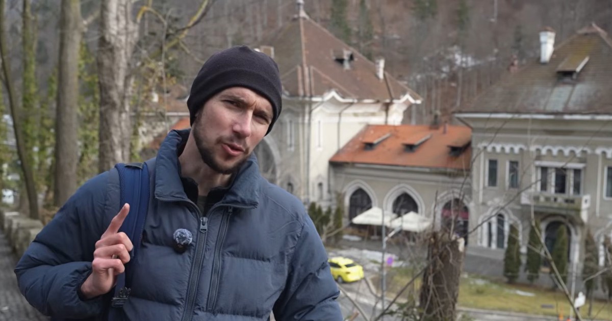 Bloggerul ucrainean Rostislav Mihailișin cu fes negru în cap și geacă gri în timp ce călătorește prin România.