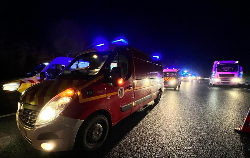 Trei români, printre care și un copil, au murit într-un accident în lanț cu 14 victime, în Franța