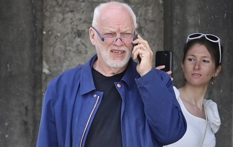 Legendarul chitarist al Pink Floyd, David Gilmour, încearcă să-și vândă casa de 10 milioane de lire pe care nu o deține