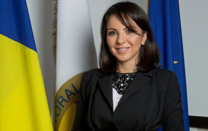 Ana Maria Pătru a fost reținută și a demisionat. Șefa alegerilor sărbătorea ”succesurile” cu Elenele lui Băse