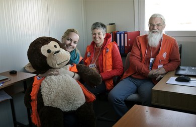 De la stânga, Melinda, Didi și Karl, împreună cu maimuțoiul Oscar | Foto: Dumitru Angelescu