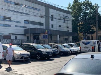 Bogdan Giuseppe intrând în Secția de Poliție 20, din cartierul Giulești