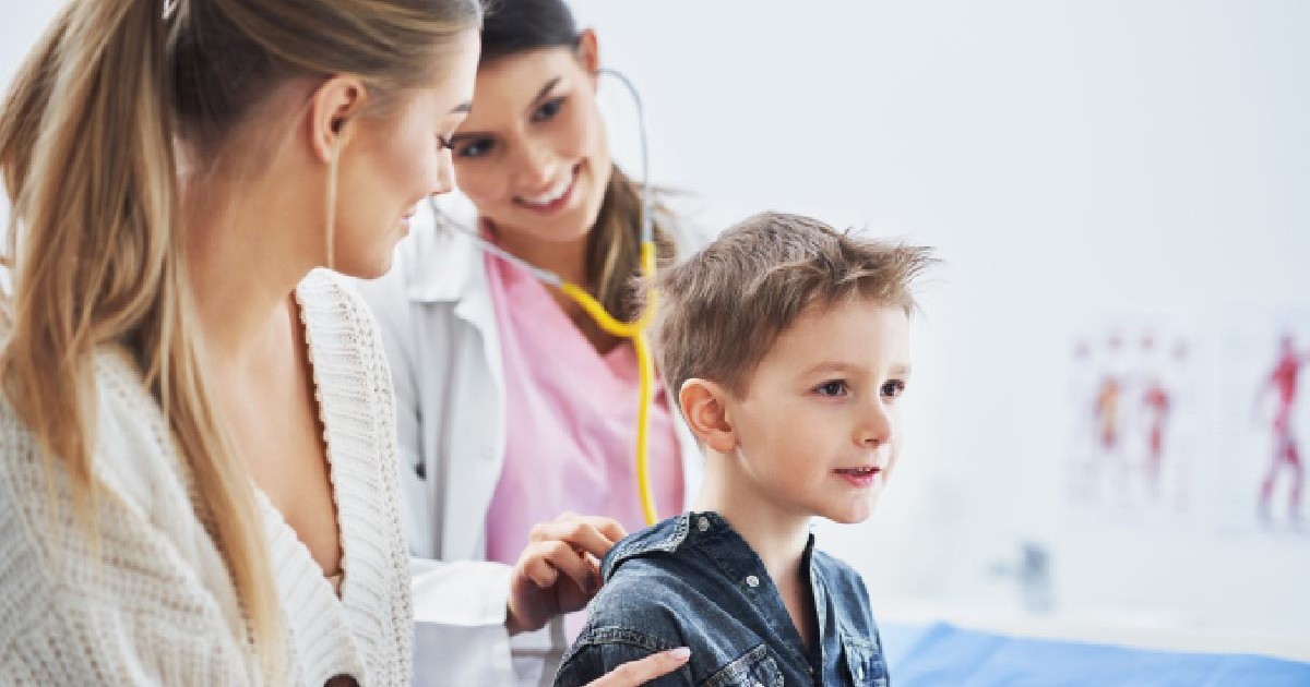 Intr-un cabinet un baietei este consultat de medic. langa el e mama. Scleroza multipla la copil