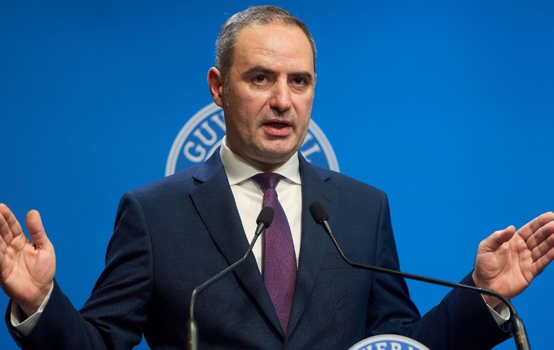 România nu se confruntă cu riscul de a nu putea plăti pensii şi salarii, în ciuda crizei politice şi a unui guvern interimar. 