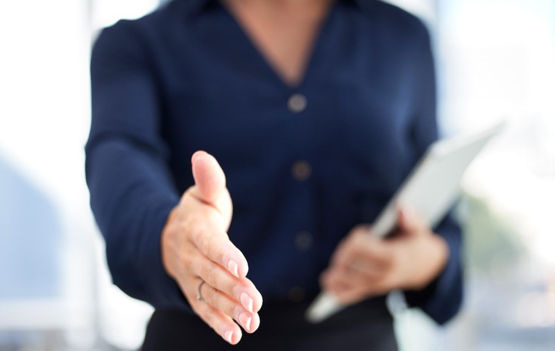 Concediat după două zile pentru că a refuzat să dea mâna cu șefa sa, un tânăr a primit 34.000 de euro despăgubiri