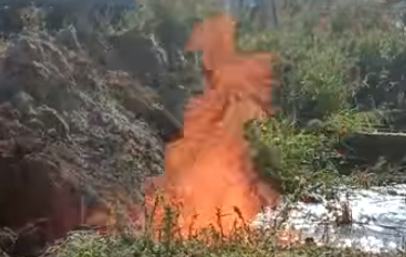 Focul arde de trei zile în curtea unui localnic, după ce a forat un puț și a dat de gaze, în Dolj. S-a întrunit Comitetul pentru Situații de Urgență